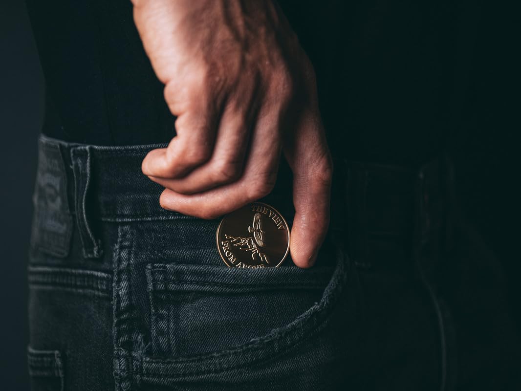 Moneda Estoica Vista Desde Arriba - Moneda de Desafío/Recordatorio del Estoicismo - Medallón - Moneda con Frase Estoica Chapada en Oro - Metal de Latón